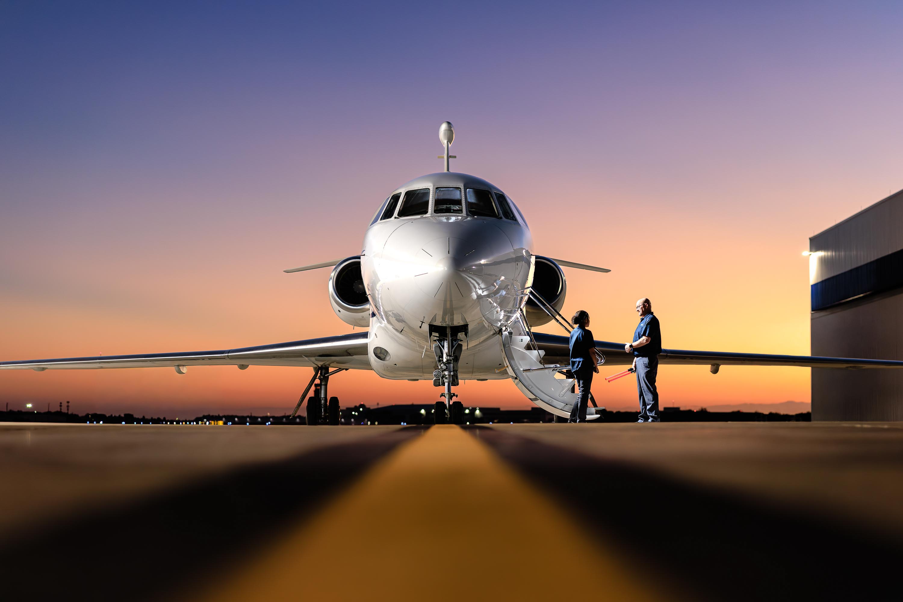 Falcon Jet al atardecer